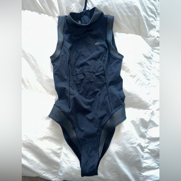 Only worn once. Ripcurl performance fit - Picture 3 of 4